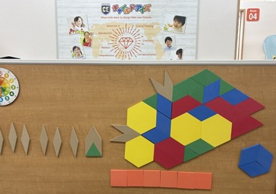 教具が並んだ教室内の壁