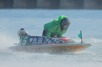 池田美優選手がボートレースで水上を走る様子
