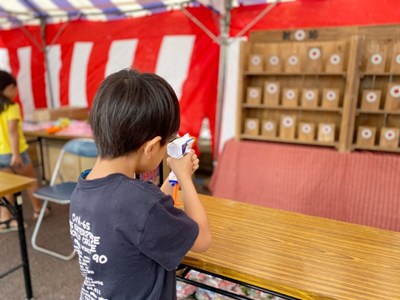射的をする男の子