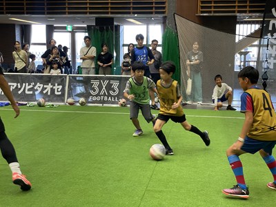 ビブスを身に付けて3x3 FOOTBALLを行っている子どもたち