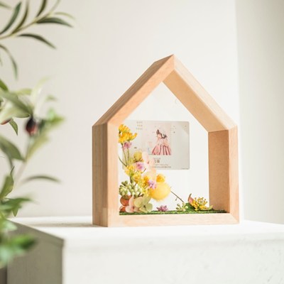 家の形をした木製フレームに入ったアートフラワーと写真入りカード