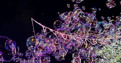 夜空に浮かぶシャボン玉