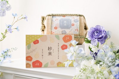 紗来という名前のカードと楓花という名前の入った贈答用米俵