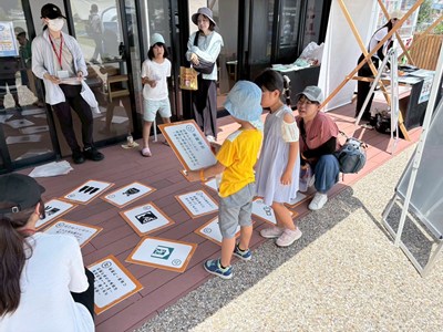 大きなカルタを楽しむ子どもたち