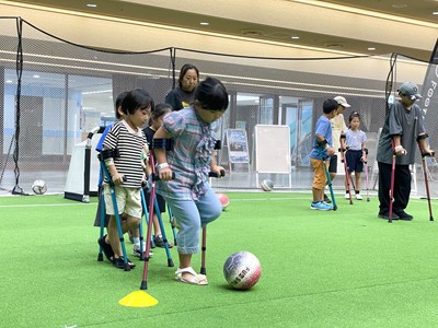 クラッチを装着しアンプティサッカーに取り組む子ども