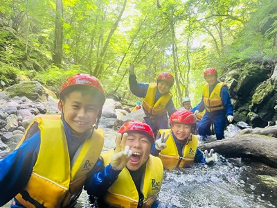 沢歩きに挑戦する子どもたち