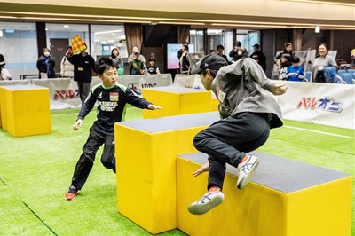 夢中になってパルオニを堪能する子ども