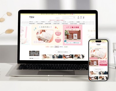 ノートパソコンとスマートフォンにTOUのWebサイトが表示されているモックアップ画像