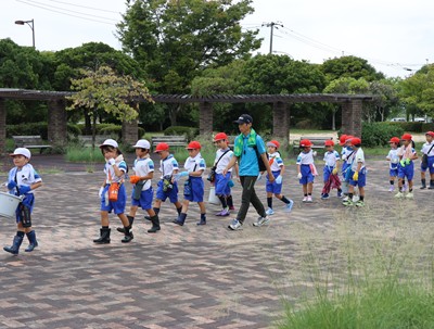 自然体験宿泊学習1日目に干潟観察へ向かう子どもたち