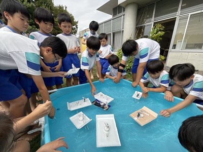 ポンポン船で遊ぶ子どもたち