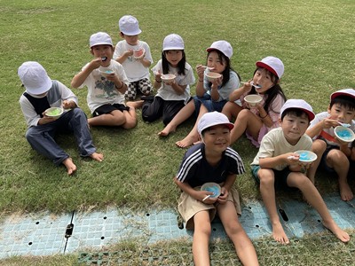 先生お手製のかき氷を食べている子どもたち