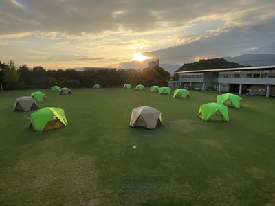 なぎさ公園小学校のグラウンドに並ぶテント