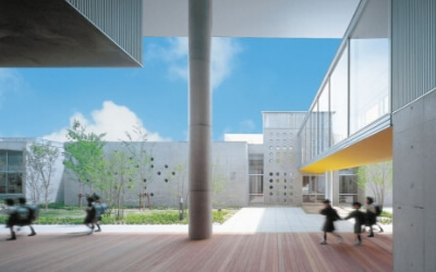 なぎさ公園小学校の校内